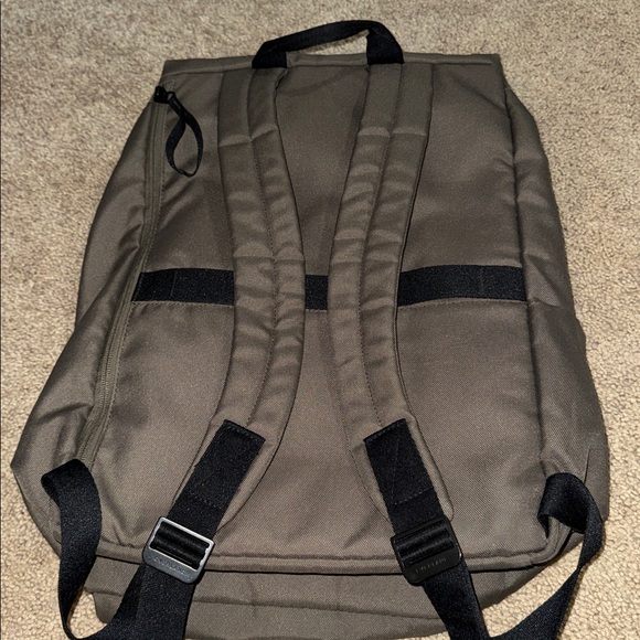 EVERLANE - The ReNew Transit Backpack - Picture 5 of 11